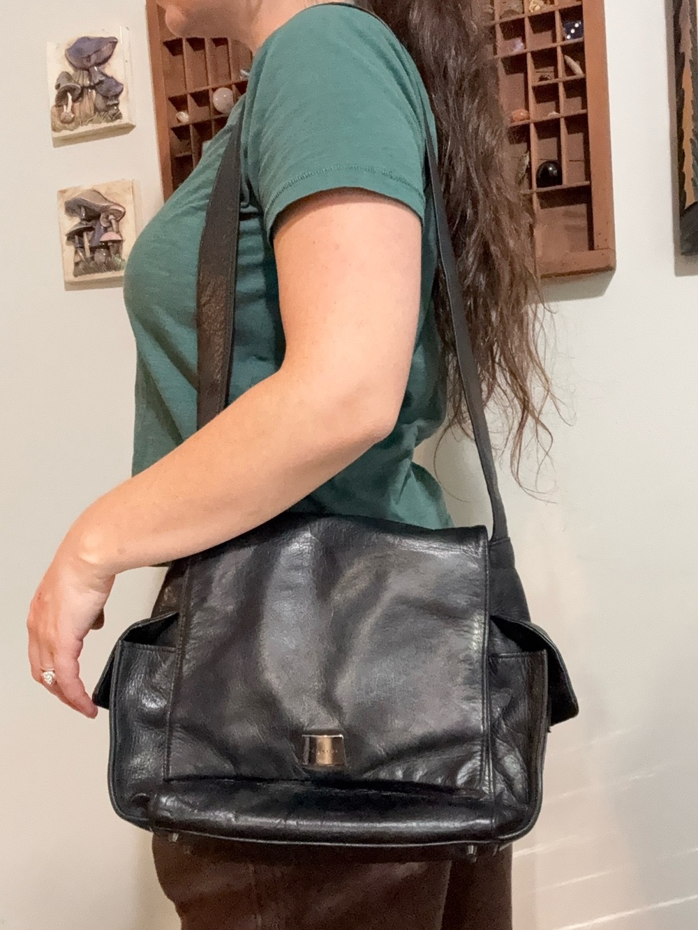 Perlina Black Leather Shoulder Bag